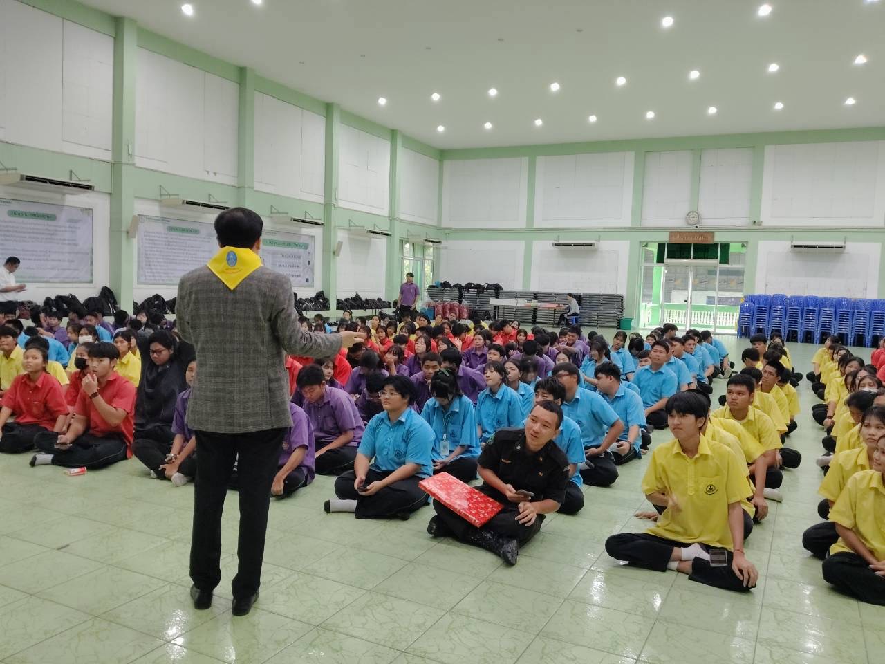 วิทยากรทำกิจกรรมร่วมกับนักเรียนจำนวนมากในหอประชุม