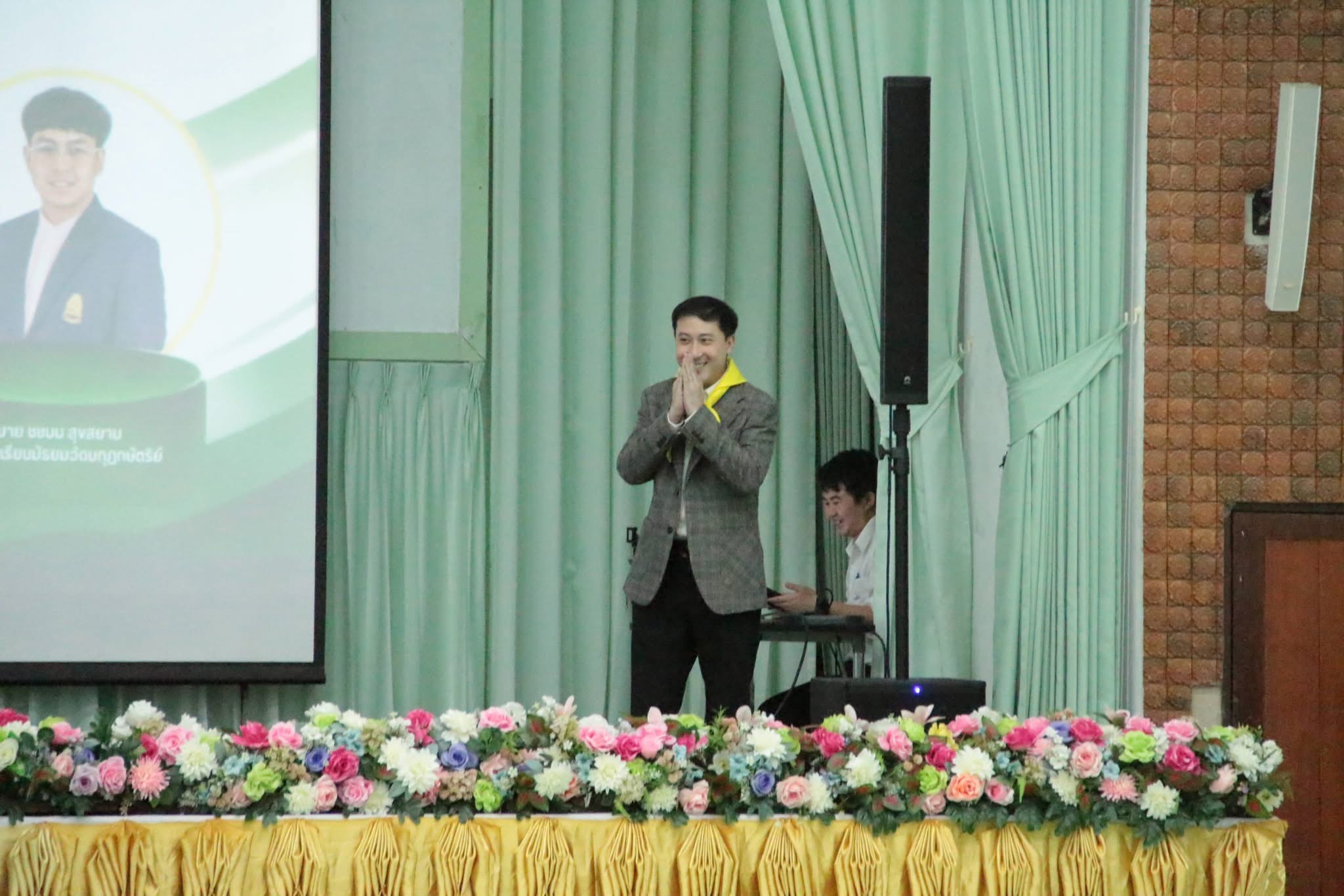 วิทยากรกล่าวทักทายนักเรียนบนเวที