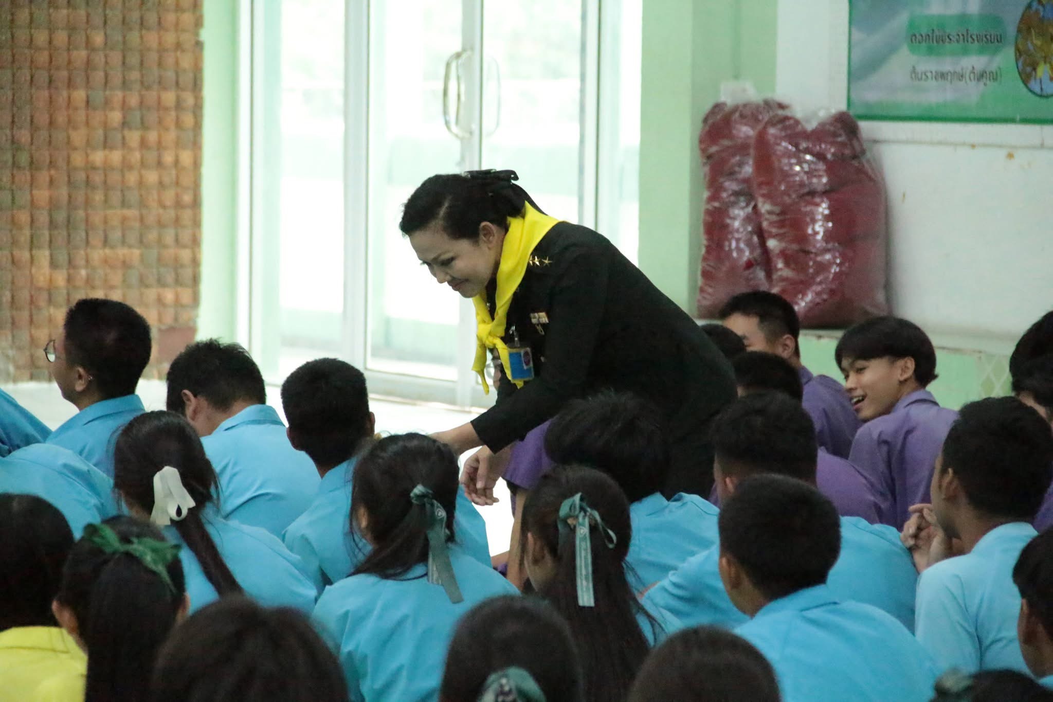 คณะวิทยากรดูแลและพูดคุยกับนักเรียนระหว่างทำกิจกรรม