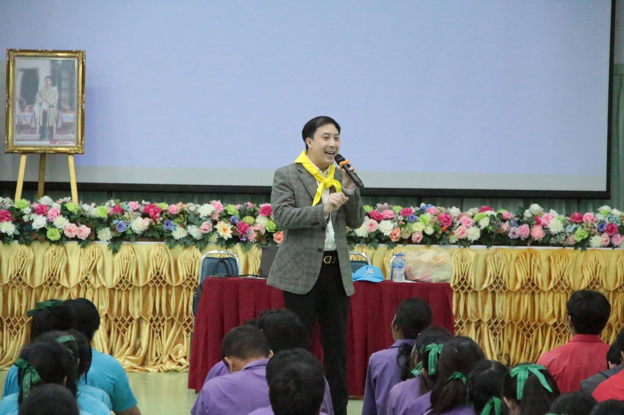 วิทยากรกำลังบรรยายบนเวทีในโครงการวัยรุ่นคุณธรรม