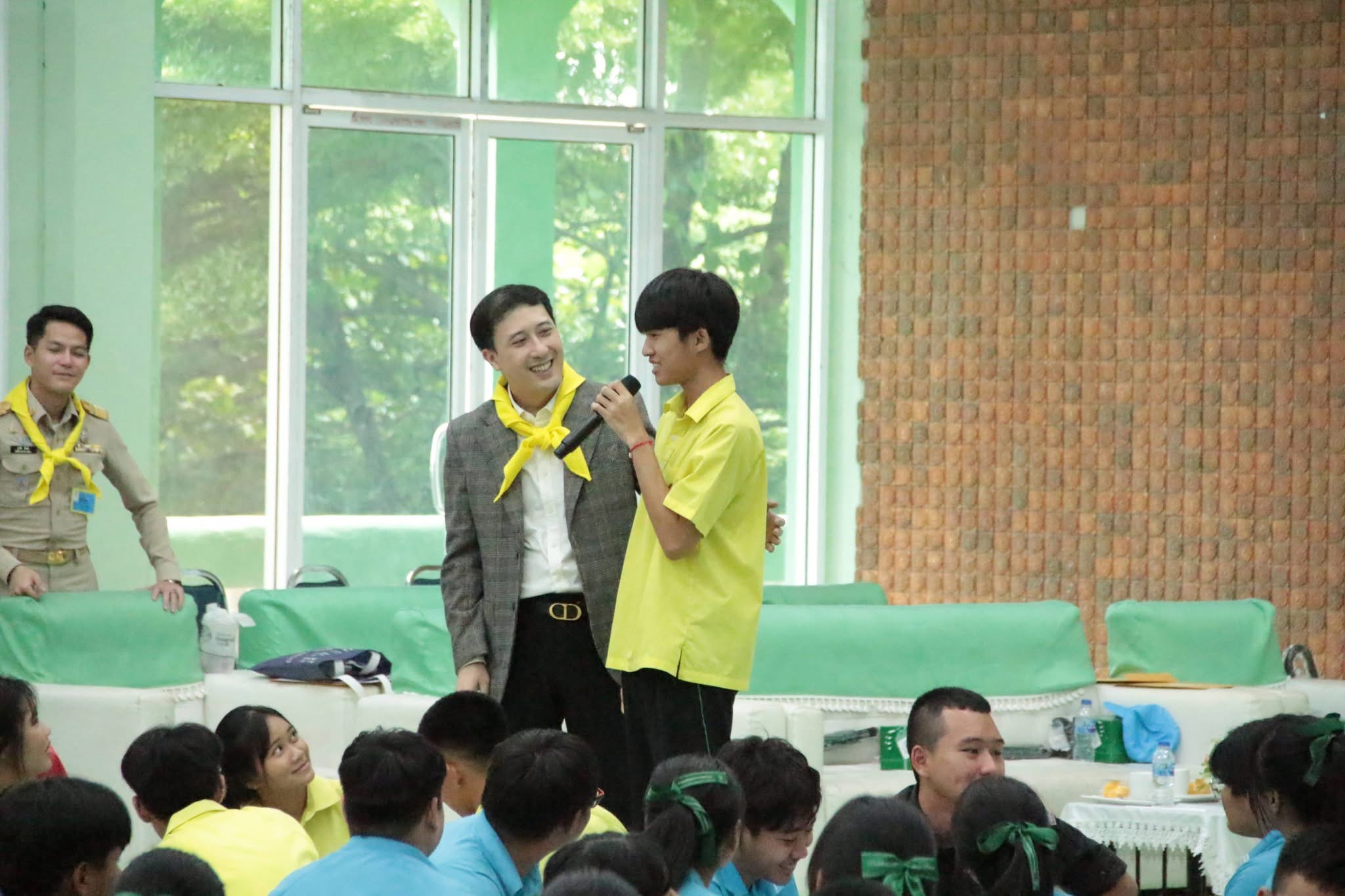 วิทยากรพูดคุยกับนักเรียนระหว่างกิจกรรมเชิงปฏิบัติการ