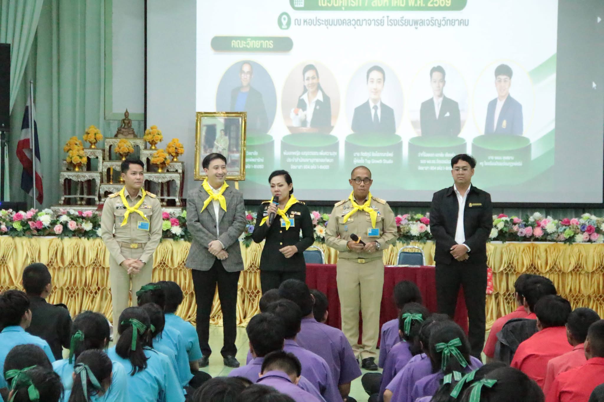 คณะวิทยากรร่วมเปิดกิจกรรมวัยรุ่นคุณธรรมต่อหน้านักเรียน