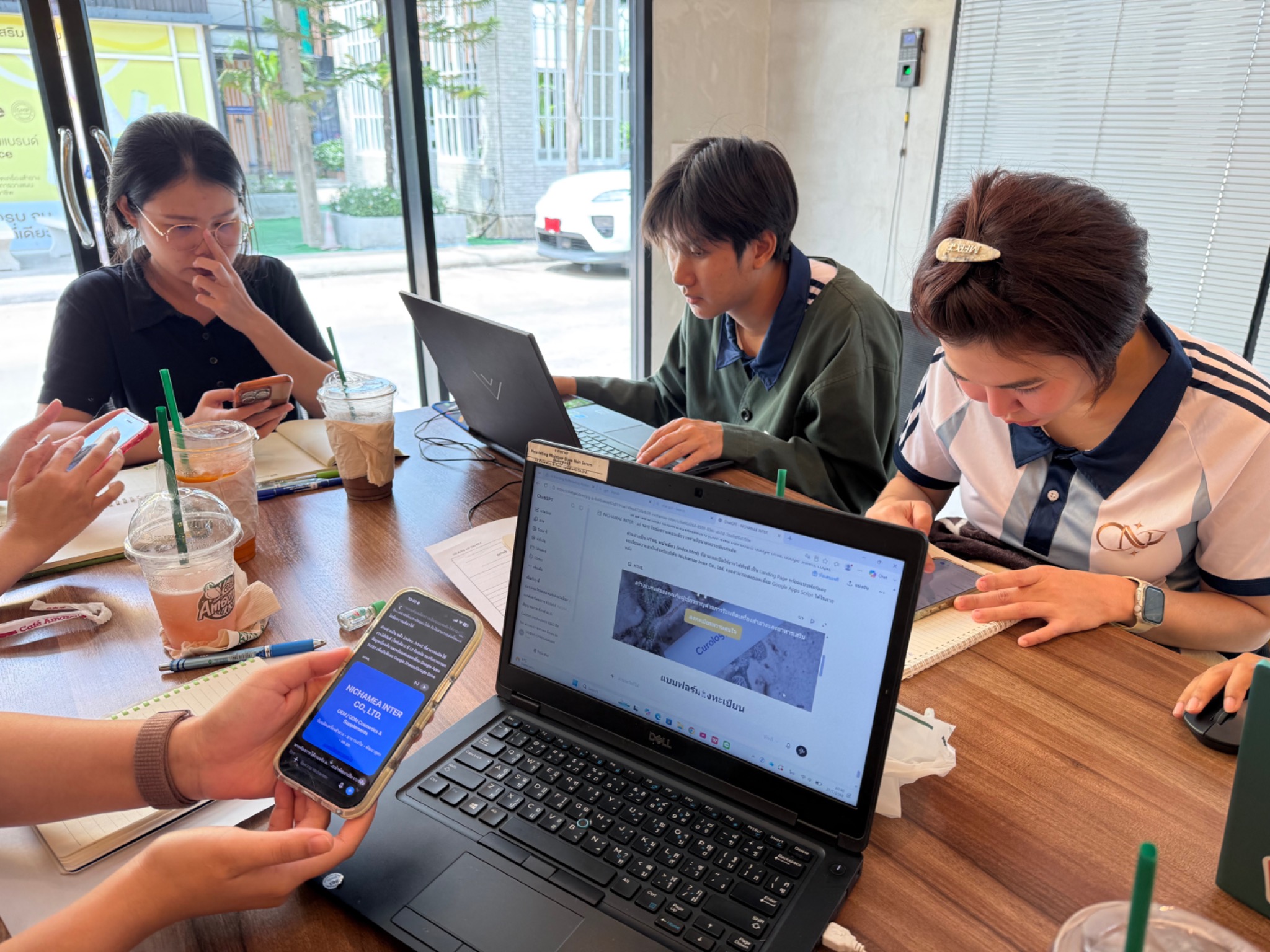 ทีมผู้เข้าอบรมกำลังทำแบบฝึกหัด AI for Branding and Marketing จากโจทย์จริง