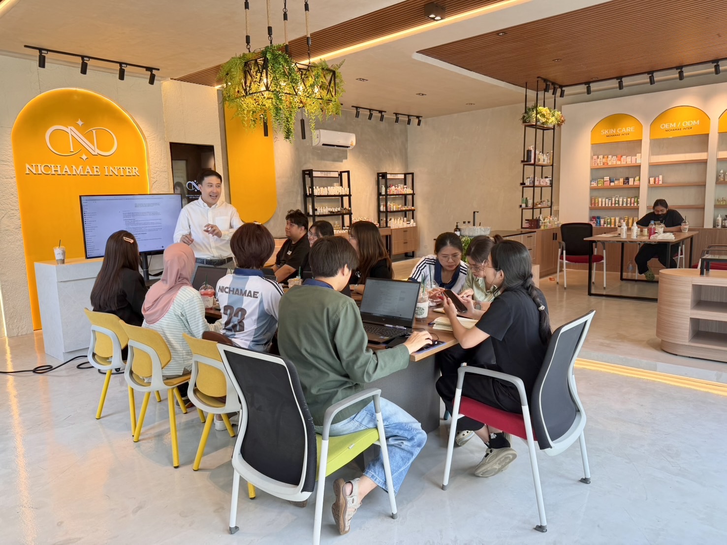 วิทยากร Top Growth Studio กำลังสอน AI for Branding and Marketing ให้ทีมงานภายในองค์กร